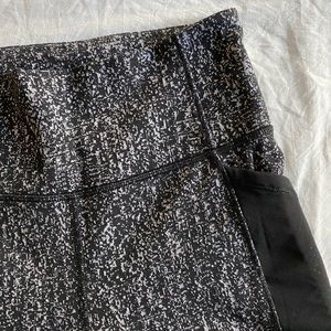 Lululemon black & gray speckled leggings